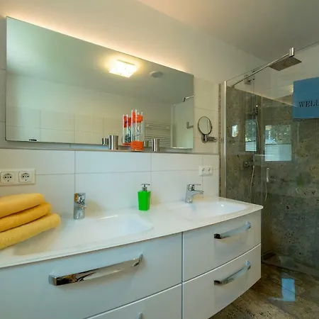 Ferienhaus Ferienhaus Corvin Mit Eingezäunten Grundstück *