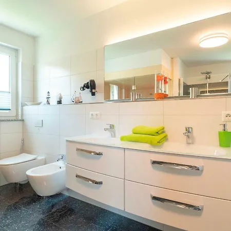 Ferienhaus Ferienhaus Corvin Mit Eingezäunten Grundstück *